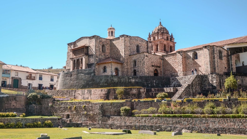 Qoricancha (Templo del Sol) El templo más importante del Imperio Inca, a solo 500 metros del hotel.