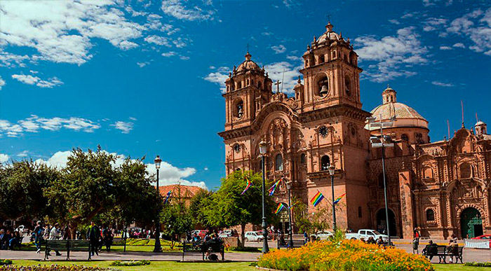 Plaza de Armas El corazón de Cusco. Rodeada de la Catedral y la Iglesia de la Compañía de Jesús.