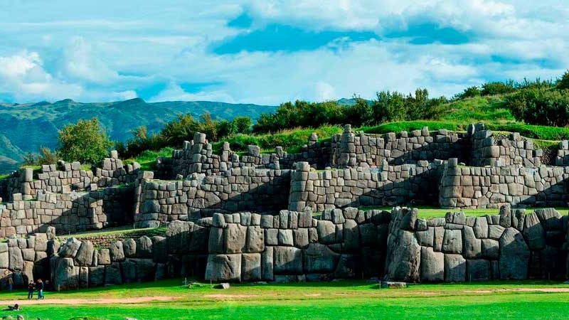Sacsayhuamán Impresionante complejo arqueológico con enormes bloques de piedra.
